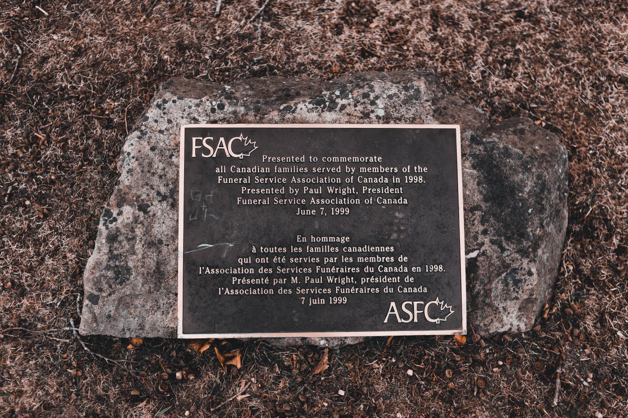 A memorial plaque honoring Canadian families by FSAC in 1999.